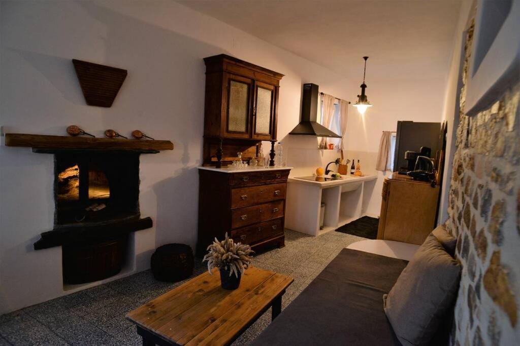 George Farmhouse Chrousa Buitenkant foto